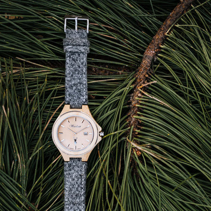 Detail drevených hodiniek Waidzeit Zirbenuhr – štajerská borovica, oceľový krúžok a elegantný ciferník s motívom jeleňa