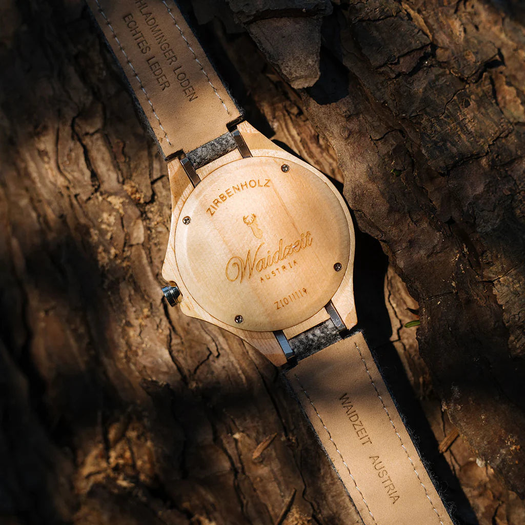 Zadná strana drevených hodiniek Waidzeit Zirbenuhr – gravírované borovicové drevo s jemnou vôňou a detailne spracovaným puzdrom