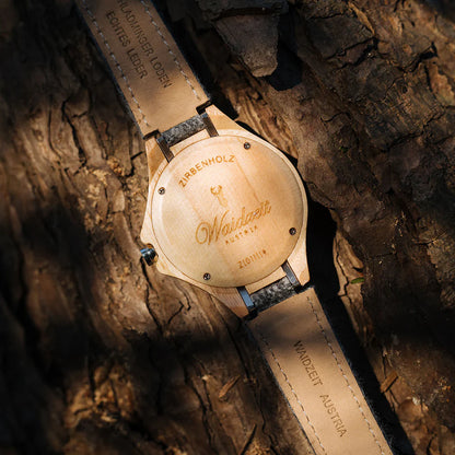 Zadná strana drevených hodiniek Waidzeit Zirbenuhr – gravírované borovicové drevo s jemnou vôňou a detailne spracovaným puzdrom