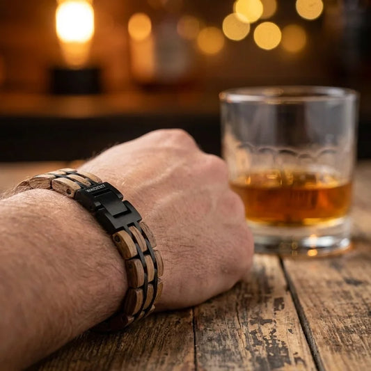 Drevený náramok Waidzeit Duo Element Whisky – lifestyle s whisky a dubom