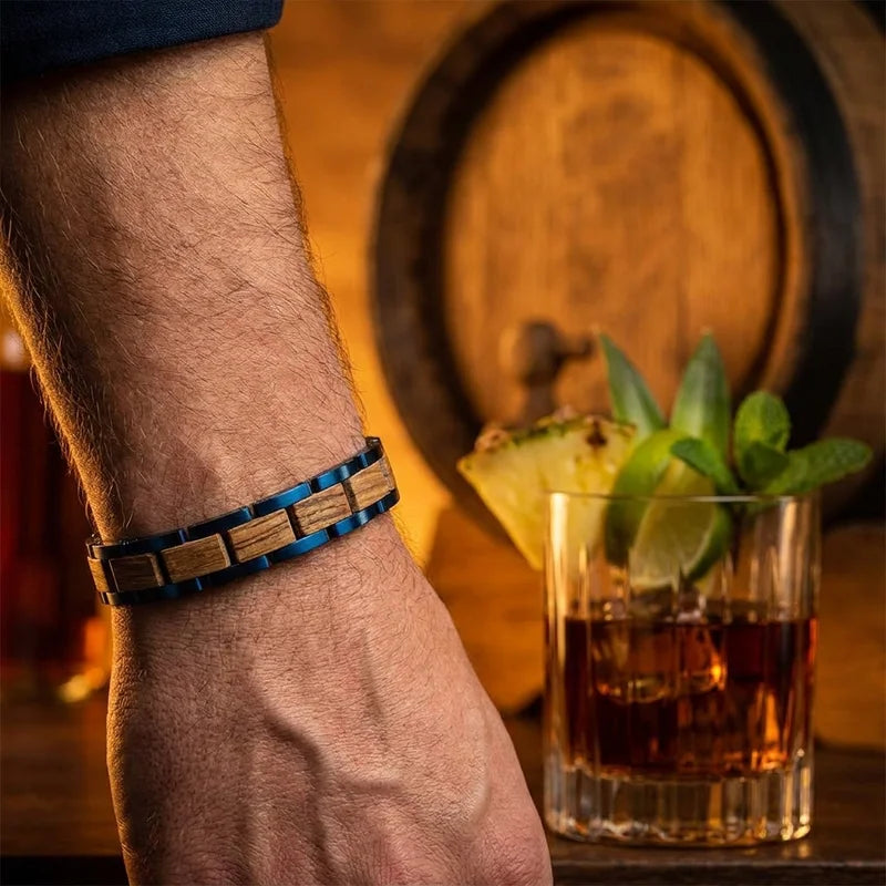 Drevený náramok Waidzeit Element Rum z rumového suda – tropická lifestyle fotka