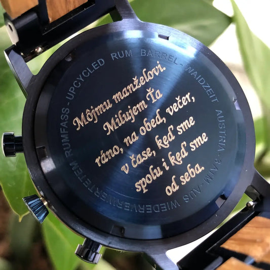 Gravírovanie na zadnú stranu drevených hodiniek Waidzeit – jedinečný a osobný darček s vlastným motívom