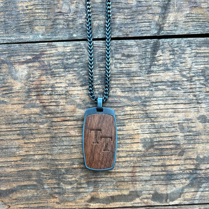 Detail gravírovania na prívesok Waidzeit – precízne rytie mena alebo dátumu na kovový alebo drevený povrch