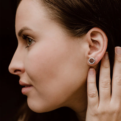 Drevené náušnice Waidzeit Chérie na modelke – jemný doplnok z dreva a mincového striebra, ktorý podčiarkuje ženskosť a prirodzený štýl