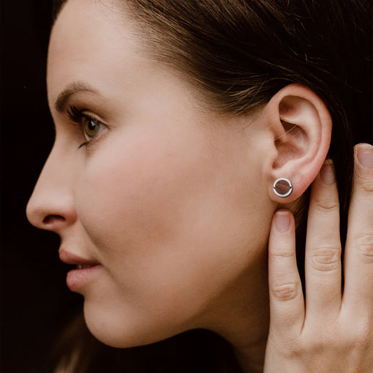 Drevené náušnice Waidzeit Chérie na modelke – jemný doplnok z dreva a mincového striebra, ktorý podčiarkuje ženskosť a prirodzený štýl