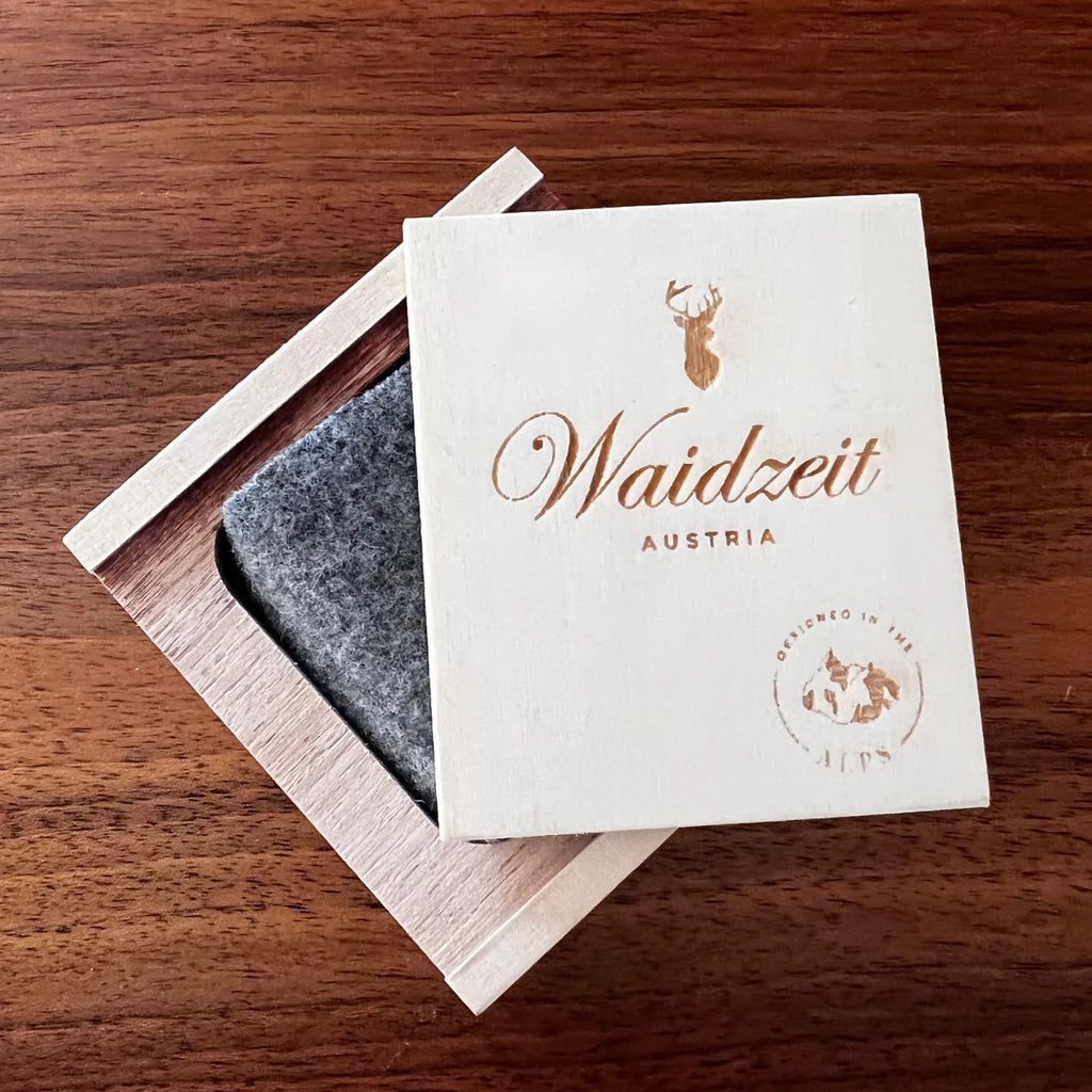 Balenie drevených náušníc Waidzeit Chérie z pozláteného striebra – elegantný darček pre ženy, ktoré milujú prírodu a vkus