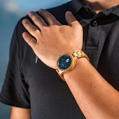 Detail pánskych drevených hodiniek Waidzeit Barrique Riesling – ciferník z bridlice, korunka v tvare korku a drevo z francúzskeho barikového suda