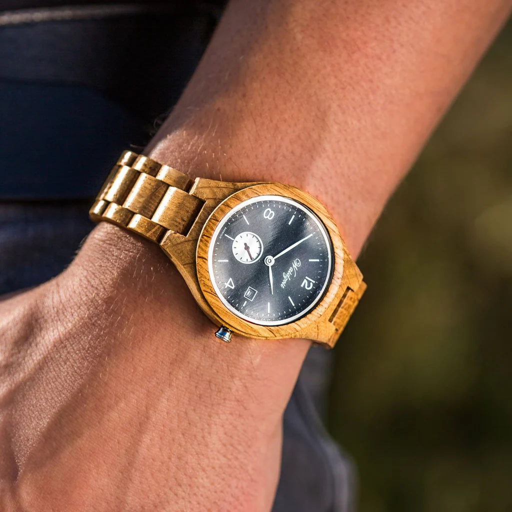Pánske drevené hodinky Waidzeit Barrique Riesling na ruke – spojenie vínneho dubového dreva, bridlice a elegantných detailov
