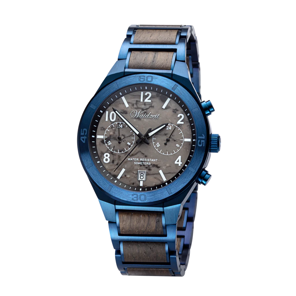 Pánske drevené hodinky Waidzeit Jupiter z planetárnej kolekcie – močiarny dub, sivý mramor a oceľ v harmonickom spojení s duálnym časovým pásmom
