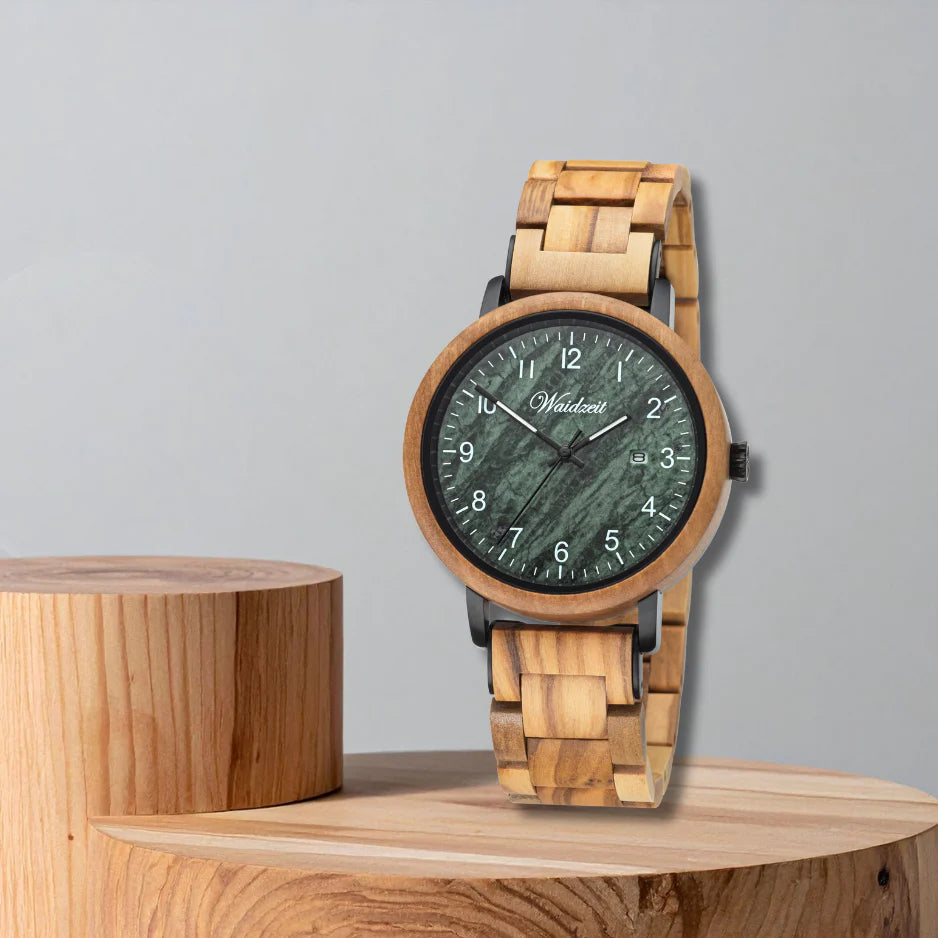 Detail pánskych drevených hodiniek Waidzeit Matthias – kombinácia prírodného dreva a kovových prvkov