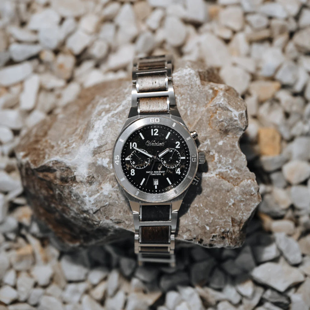 Detail pánskych drevených hodiniek Waidzeit Merkúr – mramorový ciferník, oceľové púzdro a drevený remienok s ukazovateľom dátumu a dvojitým časom