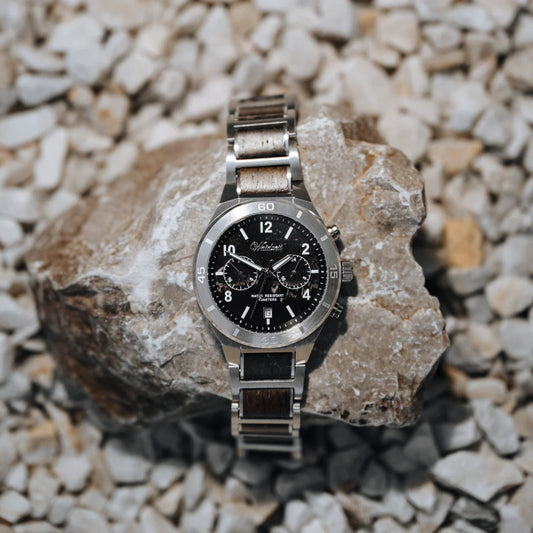 Detail pánskych drevených hodiniek Waidzeit Merkúr – mramorový ciferník, oceľové púzdro a drevený remienok s ukazovateľom dátumu a dvojitým časom