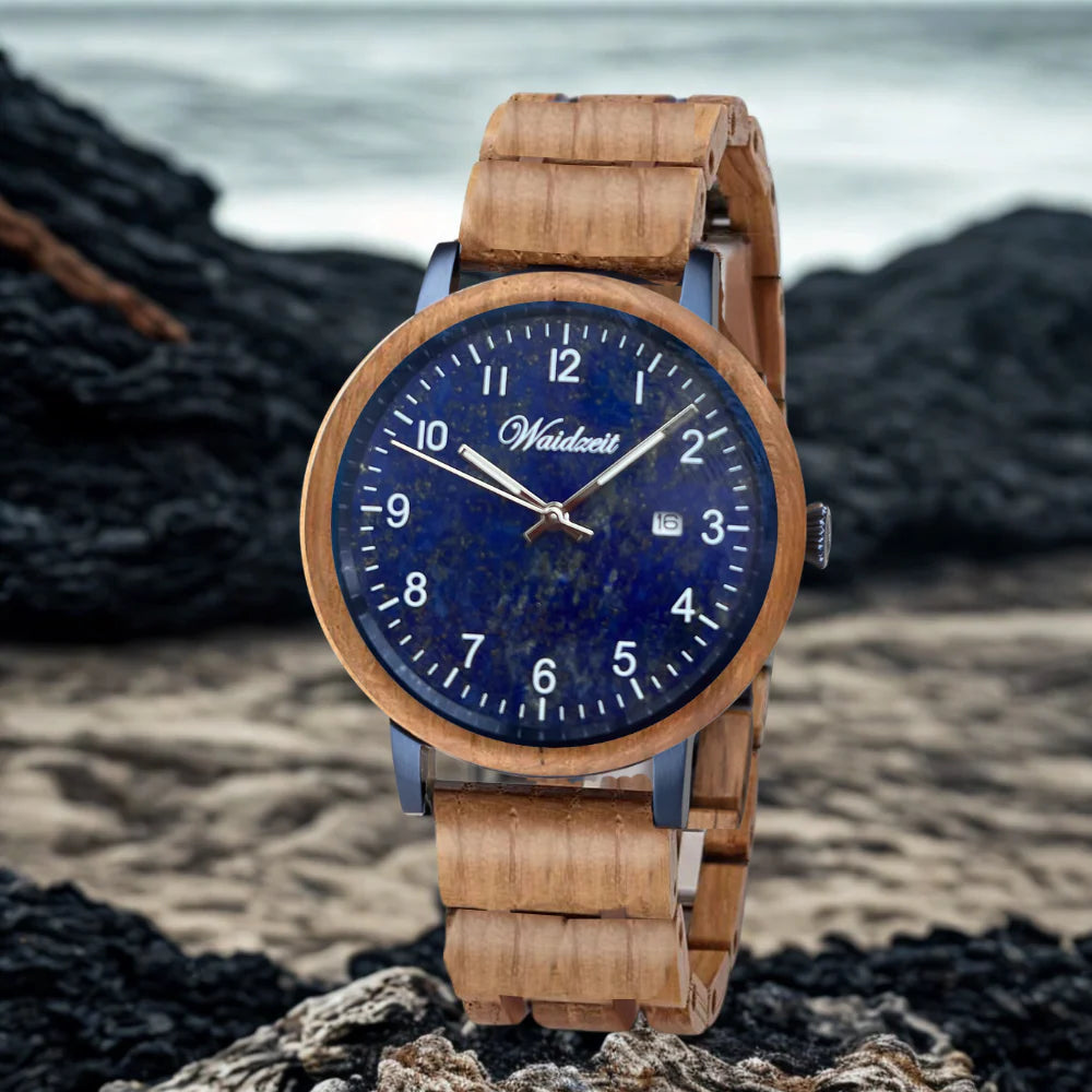Detail pánskych drevených hodiniek Waidzeit Michael – hlbokomodrý ciferník z lapisu lazuli kontrastuje s tmavým drevom z vínneho suda