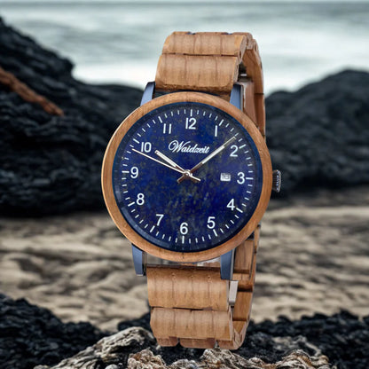 Detail pánskych drevených hodiniek Waidzeit Michael – hlbokomodrý ciferník z lapisu lazuli kontrastuje s tmavým drevom z vínneho suda