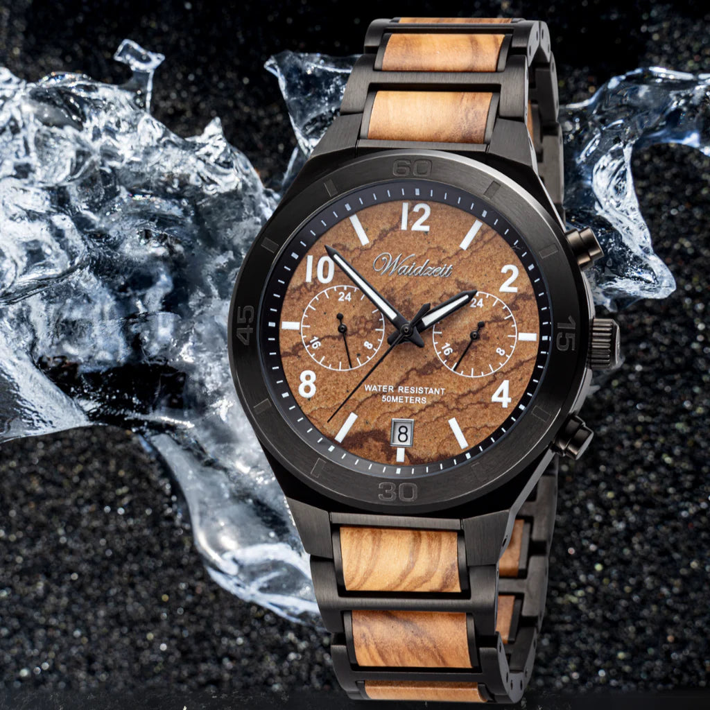 Detail pánskych drevených hodiniek Waidzeit Saturn – hnedý melírovaný mramor, remienok z olivového dreva a funkcia dvoch časových pásiem s dátumovníkom