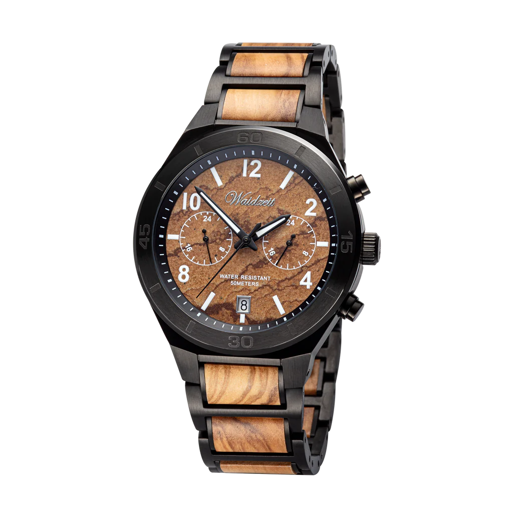 Pánske drevené hodinky Waidzeit Saturn z planetárnej kolekcie – olivové drevo, mramorový ciferník a oceľ v harmonickom spojení prírody a precíznosti
