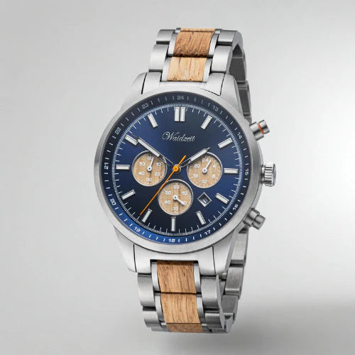 Detail pánskych drevených hodiniek Waidzeit Strength Chronograph – dubový ciferník, oceľové puzdro a zafírové sklíčko