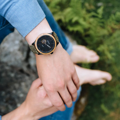 Pánske drevené hodinky Waidzeit Whisky Bourbon Tvídové na ruke – kombinácia dubového dreva, ocele a škótskeho tvídu pre jedinečný vzhľad