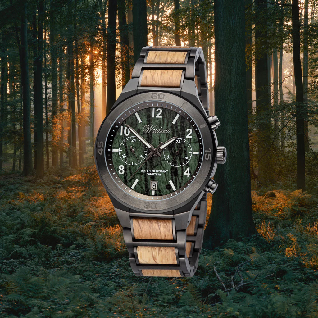 Detail pánskych drevených hodiniek Waidzeit Zem – remienok z barikového vínneho sudu, ciferník zo zeleného mramoru a funkcia dvojitého časového pásma