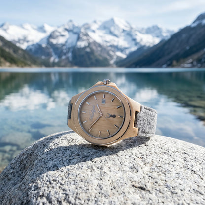 Pánske drevené hodinky Zirbenuhr – lifestylová fotografia pri alpskom jazere so zasneženými vrcholmi v pozadí