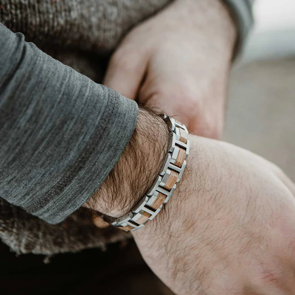 Pánsky drevený náramok Waidzeit Barrique na ruke – kombinácia prírodného dubového dreva a ocele, ideálny doplnok k hodinkám Waidzeit