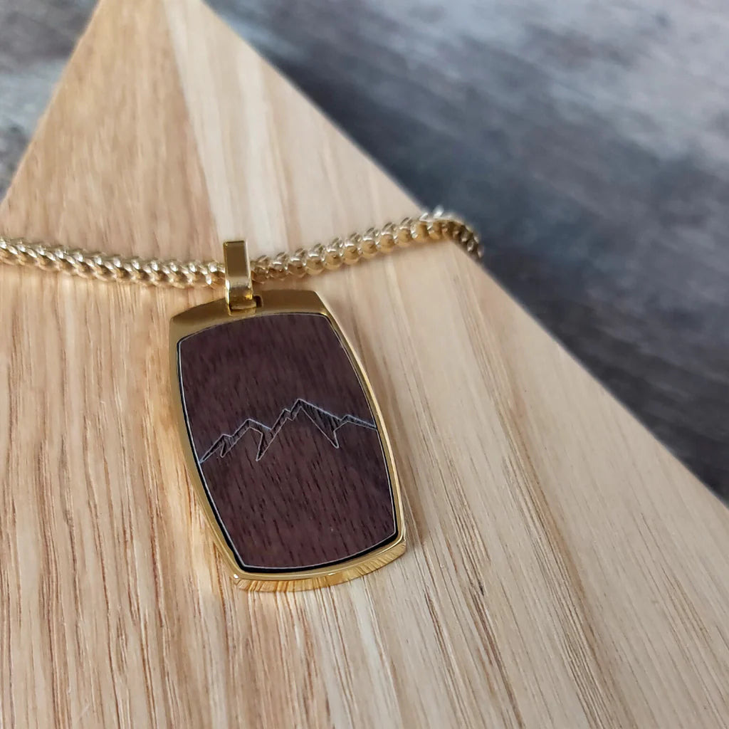 Detail pánskeho náhrdelníka Waidzeit Sebastian – prívesok z orechového dreva na robustnej zlatej oceľovej retiazke s gravirovanim