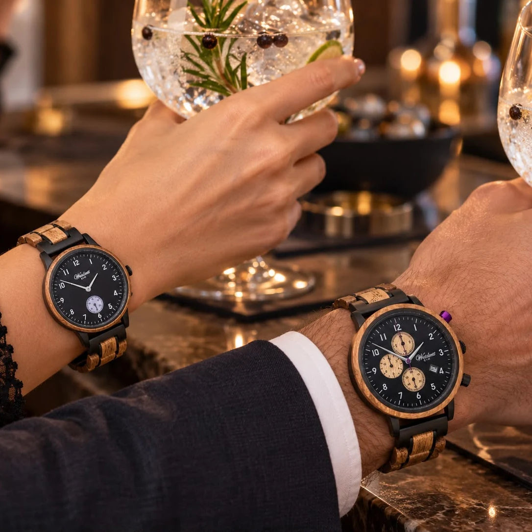 Partnerské drevené hodinky Waidzeit Gin Black Berry na zápästiach páru pri džinovom koktaile