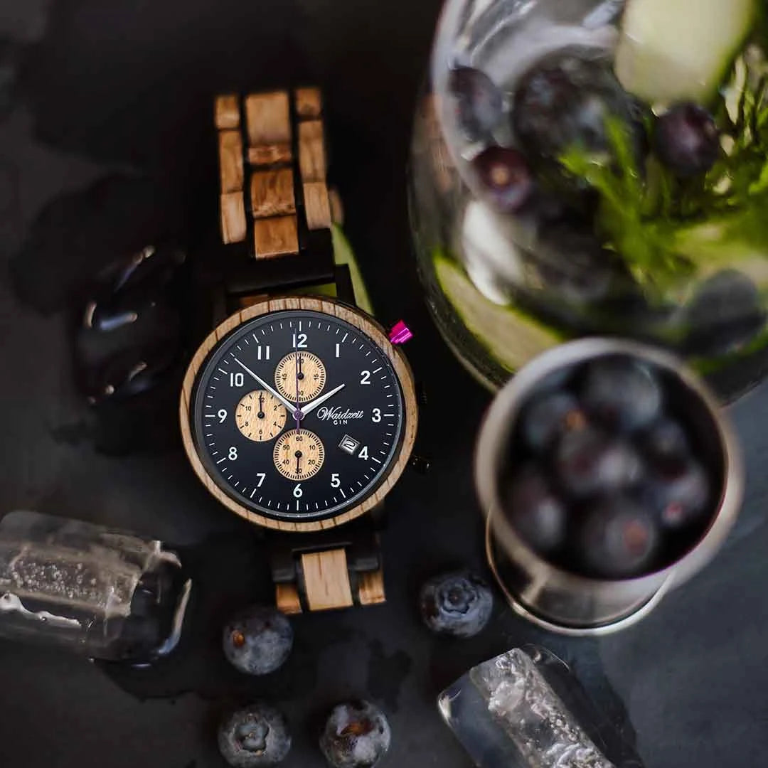 Pánske drevené hodinky Waidzeit Gin Berry Black – chronograf s ostružinami a jalovcom