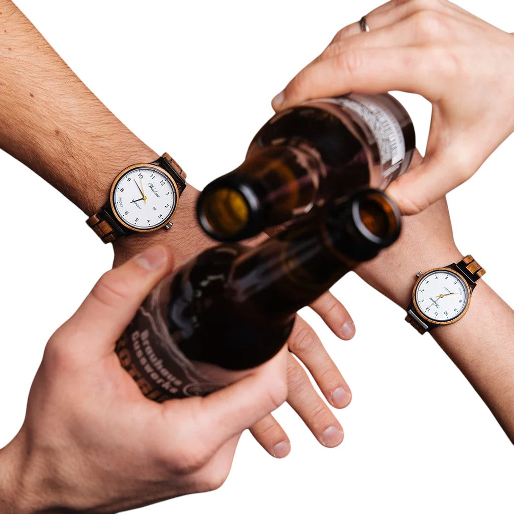 Partnerské drevené hodinky Waidzeit Bierzeit na rukách – dubové drevo z pivného sudu, zlaté detaily a originálny pivný dizajn pre neho aj pre ňu