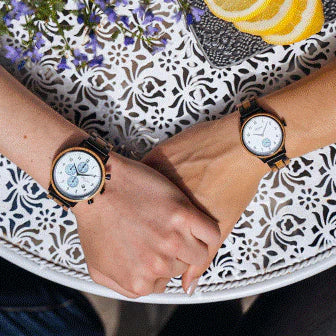 Partnerské drevené hodinky Waidzeit Gin White Ice na rukách – dubové drevo zo sudov a modrý ciferník vo farbe ľadovca vytvárajú svieži kontrast