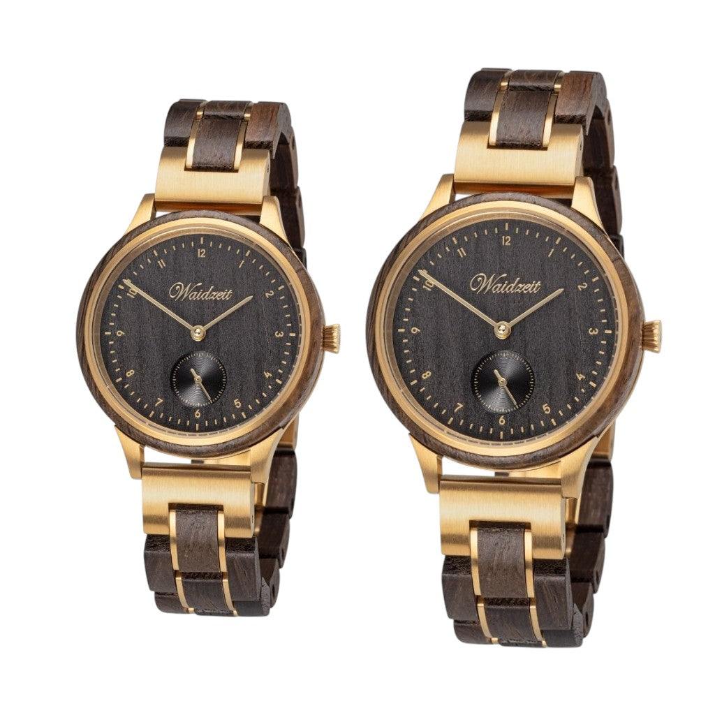 Partnerské drevené hodinky Waidzeit Mystik Gold z močiarného duba a zlatej nehrdzavejúcej ocele – nadčasová elegancia a prírodný pôvab pre ňu aj pre neho