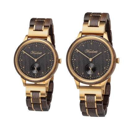 Partnerské drevené hodinky Waidzeit Mystik Gold z močiarného duba a zlatej nehrdzavejúcej ocele – nadčasová elegancia a prírodný pôvab pre ňu aj pre neho