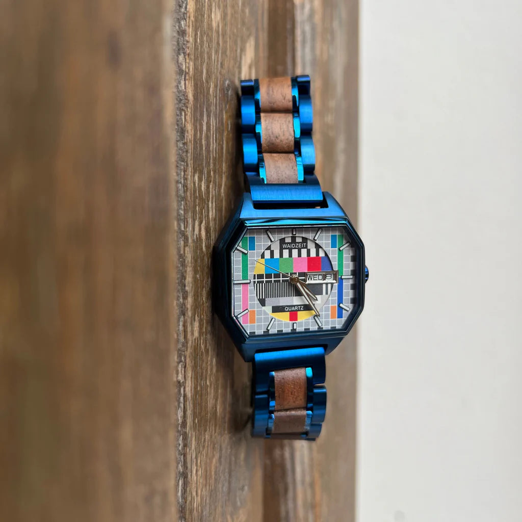 Detail hodiniek Sendeschluss – orechové drevo a kráľovsky modrý naramok v elegantnom dizajne