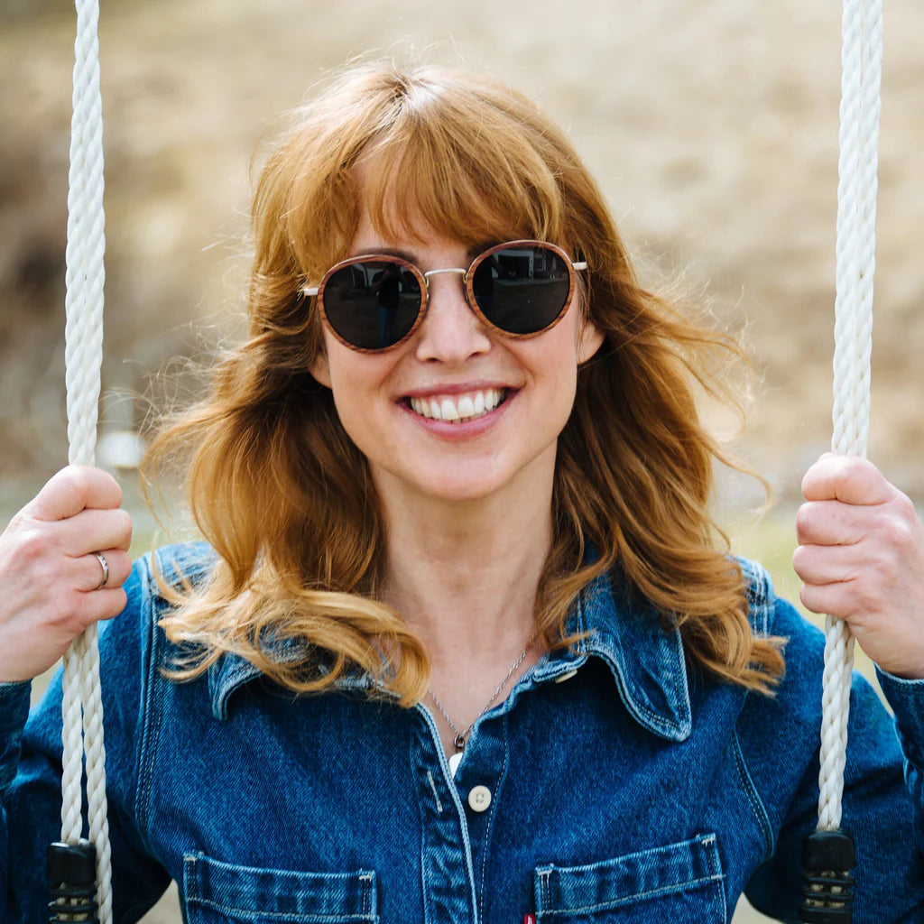 Drevené slnečné okuliare Waidzeit Oceanview na modeli – elegantný dizajn, ľahká konštrukcia a prirodzený vzhľad