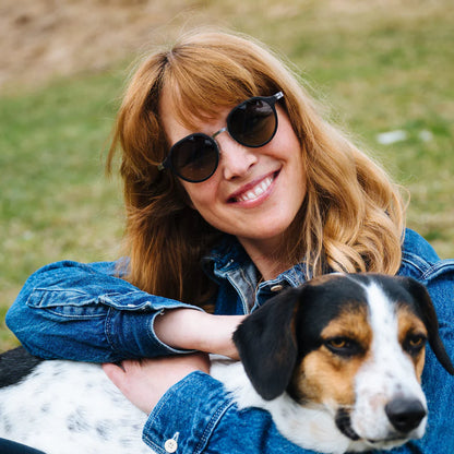 Drevené slnečné okuliare Waidzeit Skyline z ebenového dreva na modeli – štýlový mestský doplnok s tmavými sklami