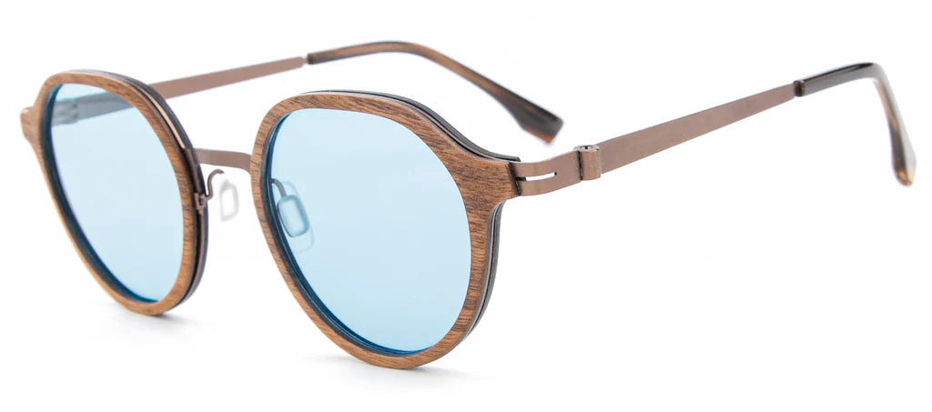 Detail drevených slnečných okuliarov Waidzeit Skyline – orechové drevo, kovový rám Monel a modré polarizačné sklá