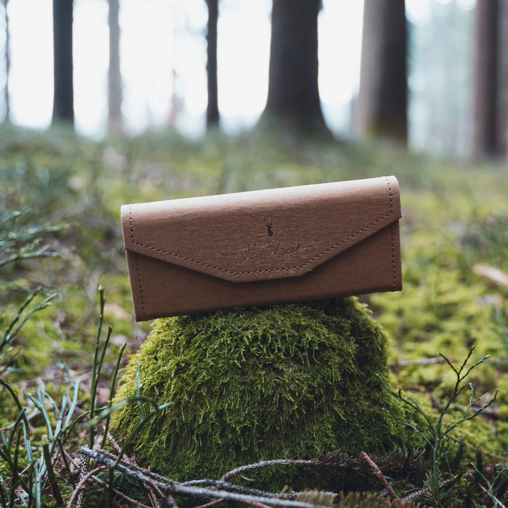 Drevené slnečné okuliare Waidzeit Waldblick Eben v magnetickom puzdre – elegantné a ekologické balenie