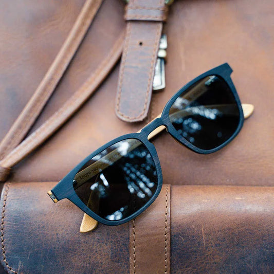 Detail drevených slnečných okuliarov Waidzeit Waldblick Eben – precízne spracované ebenové drevo a kvalitné polarizačné šošovky