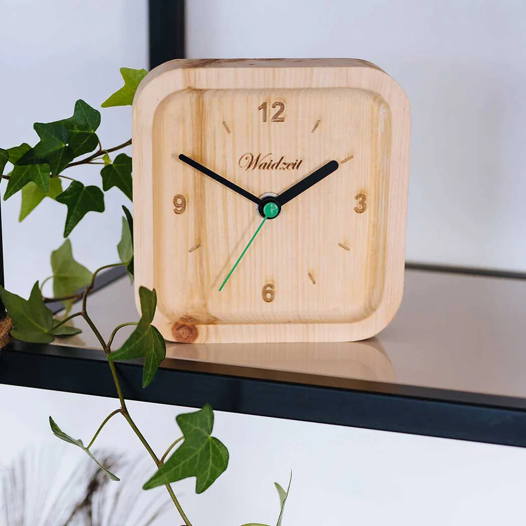 Stolové hodiny Waidzeit Borovica na stole – rustikálny šarm, prírodná kresba dreva a elegantné prevedenie vhodné do obývačky či kancelárie