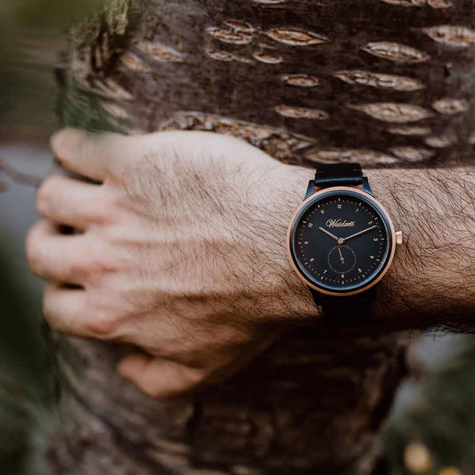 Unisex drevené hodinky Waidzeit Cherry Black na ruke – čerešňové drevo, čierny ciferník a kožený remienok pre elegantný vzhľad