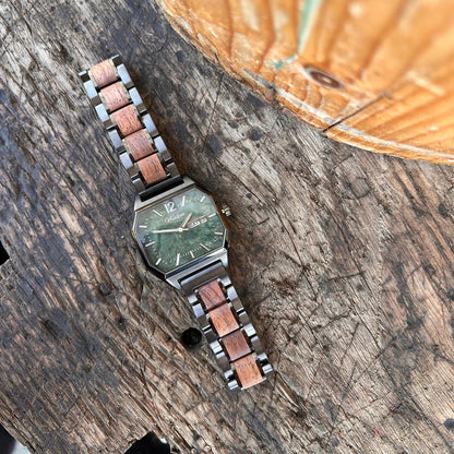 Unisex drevené hodinky Waidzeit Metropolitan München z orechového dreva so zeleným mramorovým ciferníkom na drevenom pozadí – elegantný kontrast prírodných materiálov