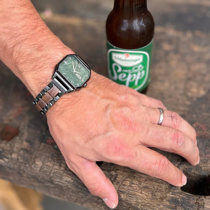 Unisex drevené hodinky Waidzeit Metropolitan München na ruke – kontrast teplého orechového dreva a chladnej štruktúry zeleného mramoru vytvára jedinečný vizuálny dojem