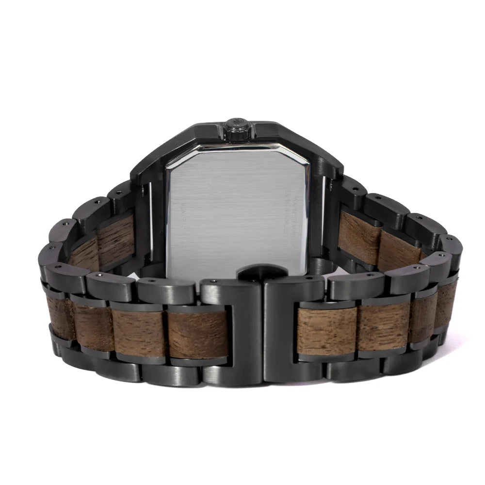 Zadná strana unisex drevených hodiniek Waidzeit Metropolitan München s možnosťou gravírovania osobného venovania