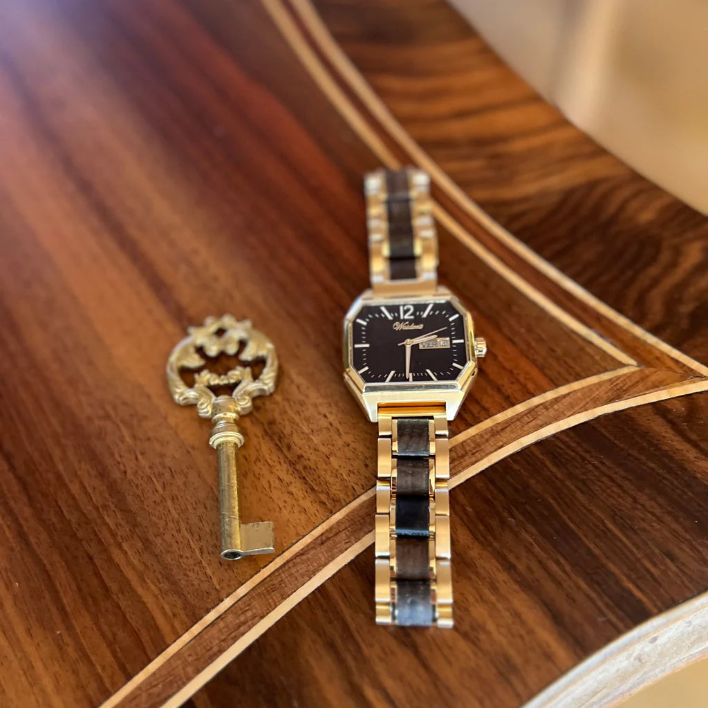 Detail unisex drevených hodiniek Waidzeit Metropolitan Wien – bahenný dub, ciferník z prírodného dreva a jemná dátumovka v luxusnom prevedení