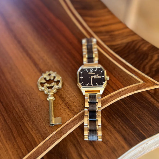 Detail unisex drevených hodiniek Waidzeit Metropolitan Wien – bahenný dub, ciferník z prírodného dreva a jemná dátumovka v luxusnom prevedení