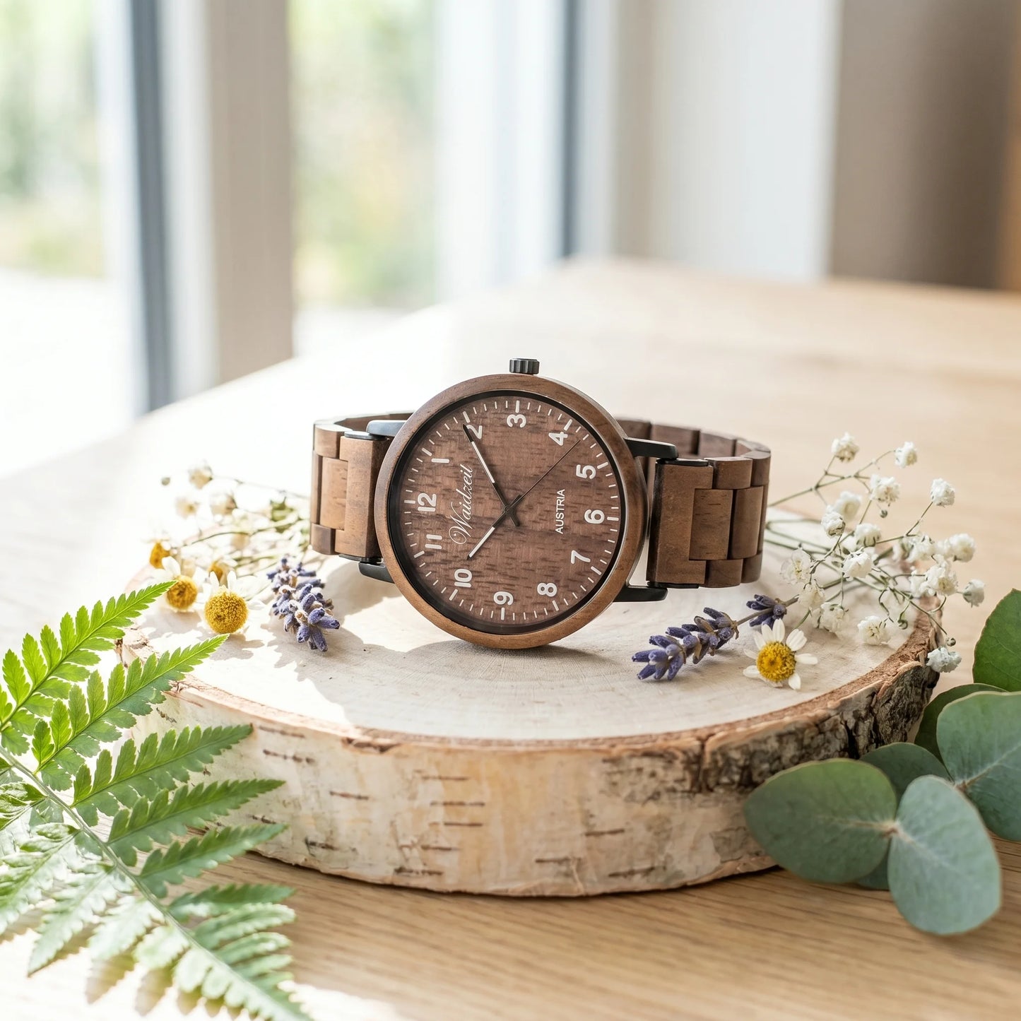 Dámske drevené hodinky Waidzeit Sissy Wood – lifestyle fotografia