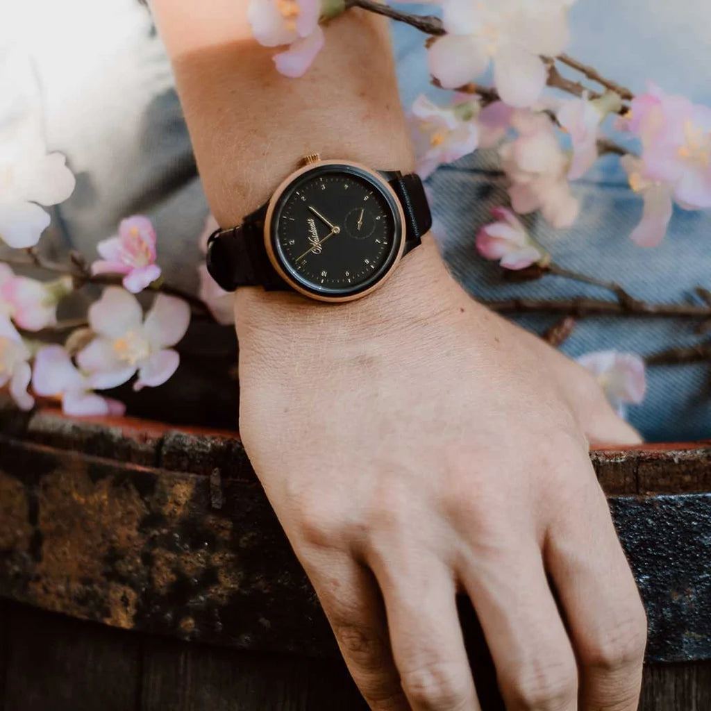 Detail hodiniek Waidzeit Cherry Black – kontrast čerešňového dreva, čierneho ciferníka a jemného zlatého lesku