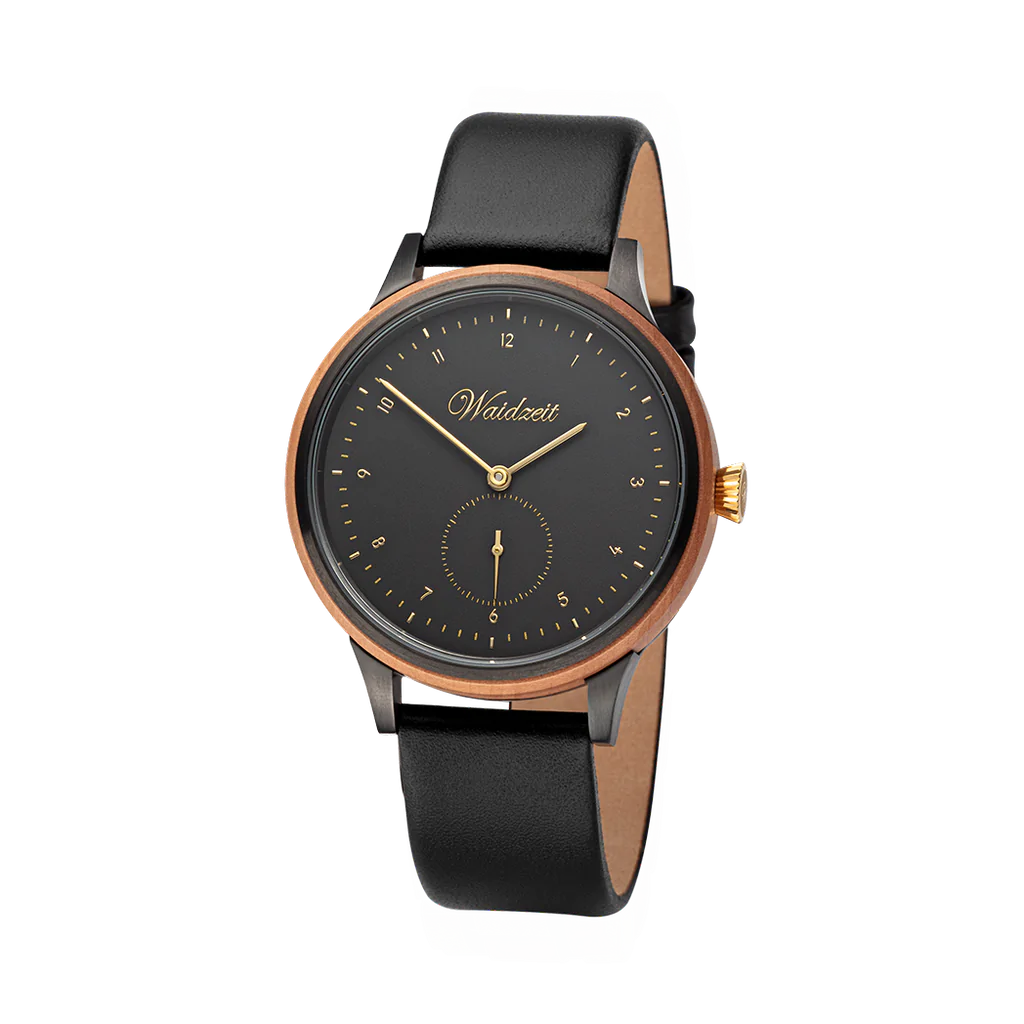 Dámske drevené hodinky Waidzeit Cherry Black – čerešňové drevo, čierny kožený remienok a elegantný čierny ciferník so zlatými detailmi