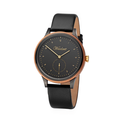 Dámske drevené hodinky Waidzeit Cherry Black – čerešňové drevo, čierny kožený remienok a elegantný čierny ciferník so zlatými detailmi