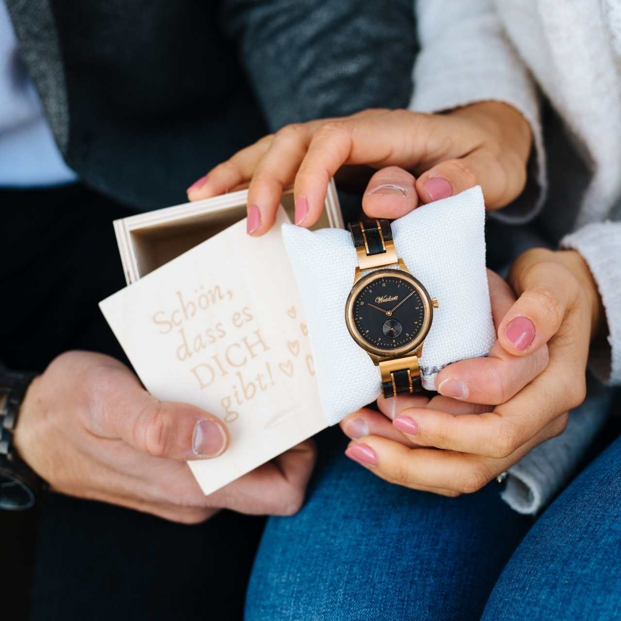 Drevené hodinky Waidzeit Mystik Gold v darčekovom balení – elegantné hodinky z močiarného duba so zlatými detailmi